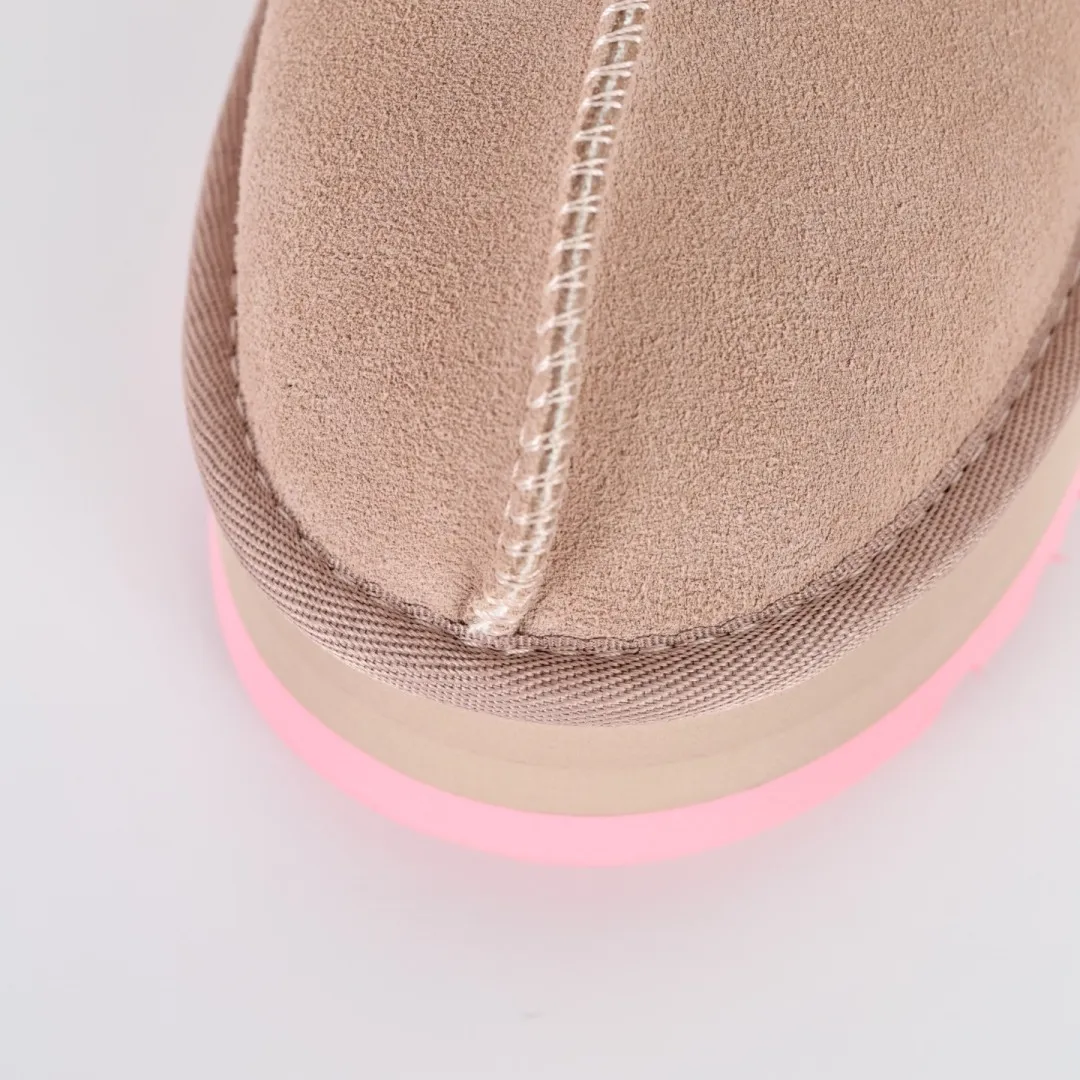 Copy price 💰560 Core recommendation of good price 5cm thick sole, independently developed original outsole, cashmere insole, keeping warm in winter, suitable for home use. In the new year, uug launched a style series, which is partially geared towards the preferences of young consumers. It has also moved to the forefront of fashion trends. Shoe body material, water-repellent coated suede upper, 17 mm UGGPURE™ implanted wool insole, lightweight non-slip and comfortable rubber outsole, with brand LOGO and trademark, with full package Size: 35 36 37 38 39 40